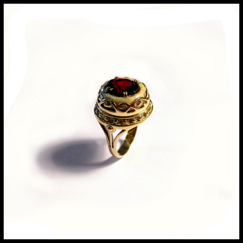 Taj Mahal - Bague en or, rubis et ivoire de mammouth - Gold, ruby and mammoth ivory ring